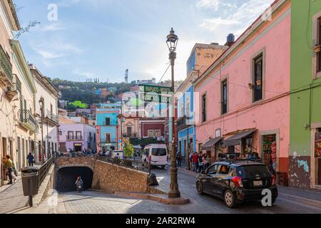 Guanajuato, Guanajuato, Mexiko - 25. November 2019: Blick auf die Benito Juarez Avenue, mit Eingang zum U-Bahn-Netz Stockfoto