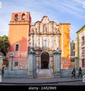 Guanajuato, Guanajuato, Mexiko - 25. November 2019:Frauen, die am Templo de Belén vorbeilaufen Stockfoto