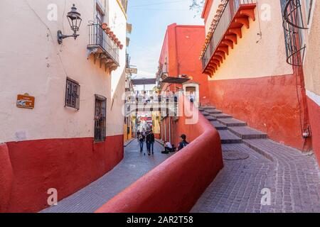 Guanajuato, Guanajuato, Mexiko - 25. November 2019: Touristen, die auf der Straße Del Campanero spazieren und speisen Stockfoto