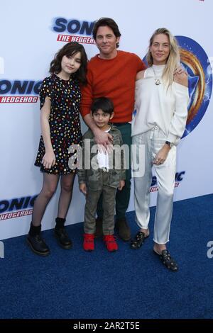 Los Angeles, USA. Januar 2020. Mary James Marsden, William Luca Costa-Marsden, James Marsden, Edei nehmen an der LA Premiere Von 'Sonic The Hedgehog' Teil, die am 25. Januar 2020 in den Paramount Studios in Los Angeles, Kalifornien, USA stattfand. (Foto von Art Garcia/Sipa USA) Credit: SIPA USA/Alamy Live News Stockfoto