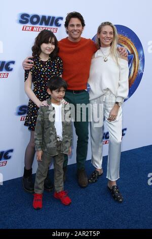 Los Angeles, USA. Januar 2020. Mary James Marsden, William Luca Costa-Marsden, James Marsden, Edei nehmen an der LA Premiere Von 'Sonic The Hedgehog' Teil, die am 25. Januar 2020 in den Paramount Studios in Los Angeles, Kalifornien, USA stattfand. (Foto von Art Garcia/Sipa USA) Credit: SIPA USA/Alamy Live News Stockfoto
