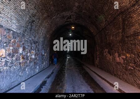 Guanajuato, Guanajuato, Mexiko - 25. November 2019: Mann betritt das U-Bahn-Straßennetz an der Constancia Street Stockfoto