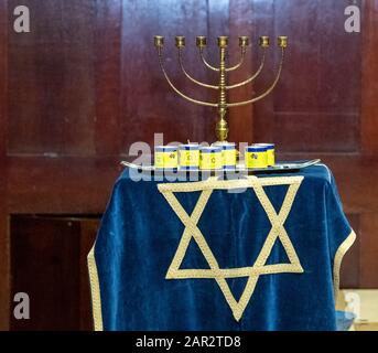 Brentwood Essex 25. Jan. 2020 Holocuast Merorial Day Service an der Brentwood County High School Brentwood Essex The Menorah zu Beginn des Services, Credit: Ian Davidson/Alamy Live News Stockfoto