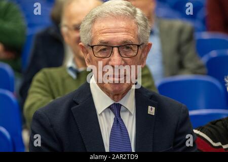 Brentwood Essex 25. Jan. 2020 Holocuast Merorial Day Service an der Brentwood County High School Brentwood Essex stellte Ernest Simon, Gastsprecher und Holocaust-Überlebender/Kinder Transport Flüchtlingskredit vor: Ian Davidson/Alamy Live News Stockfoto