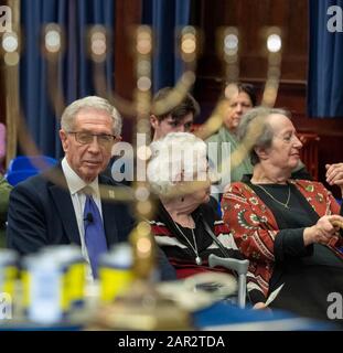 Brentwood Essex 25. Jan. 2020 Holocuast Merorial Day Service an der Brentwood County High School Brentwood Essex stellte Ernest Simon, Gastsprecher und Holocaust-Überlebender/Kinder-Transportflüchtling (Zentrum mit Brille) vor Credit: Ian Davidson/Alamy Live News Stockfoto