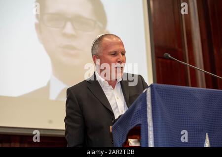 Brentwood Essex 25. Jan. 2020 Holocuast Merorial Day Service an der Brentwood County High School Brentwood Essex Abgebildet, EINE Nachricht von Alex Burghart MP gelesen von Simon Lessak, Credit: Ian Davidson/Alamy Live News Stockfoto