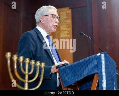 Brentwood Essex 25. Jan. 2020 Holocuast Merorial Day Service an der Brentwood County High School Brentwood Essex stellte Ernest Simon, Gastsprecher und Holocaust-Überlebender/Kinder Transport Flüchtlingskredit vor: Ian Davidson/Alamy Live News Stockfoto