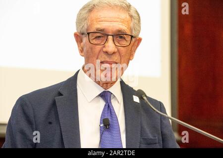 Brentwood Essex 25. Jan. 2020 Holocuast Merorial Day Service an der Brentwood County High School Brentwood Essex stellte Ernest Simon, Gastsprecher und Holocaust-Überlebender/Kinder Transport Flüchtlingskredit vor: Ian Davidson/Alamy Live News Stockfoto