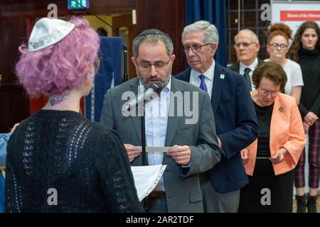 Brentwood Essex 25. Januar 2020 Holocuast Merorial Day Service an der Brentwood County High School Brentwood Essex Stellte Natasha Radford (zurück zur Kamera) mit Steven Jaffe, Berater des Jewish Leadership Council (am Mikrofon) Kredit: Ian Davidson/Alamy Live News, vor Stockfoto