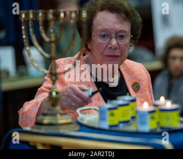 Brentwood Essex 25. Jan. 2020 Holocuast Merorial Day Service an der Brentwood County High School Brentwood Essex Bild Susie Barrett, Holocuast Survivor/Kinder Transport Refugee Lights a Candle Credit: Ian Davidson/Alamy Live News Stockfoto