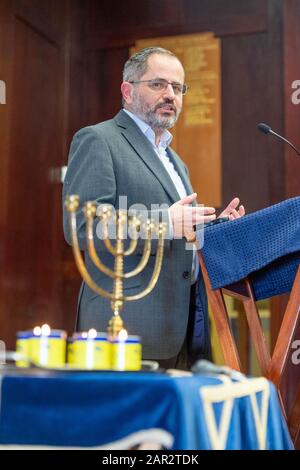 Brentwood Essex 25. Jan. 2020 Holocuast Merorial Day Service an der Brentwood County High School Brentwood Essex Steven Jeffe, Consumant zu den Gesprächen des Jewish Leadership Council at the Service Credit: Ian Davidson/Alamy Live News Stockfoto