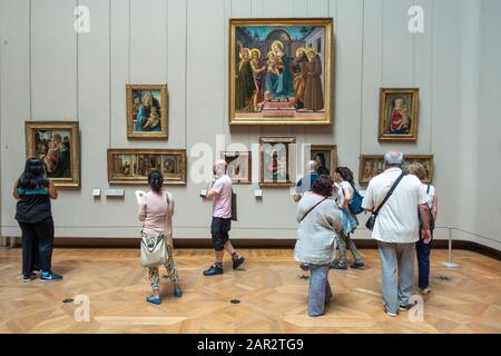 Besucher, die europäische Gemälde im Denon-Flügel des Louvre Museum (Musée du Louvre) in Paris, Frankreich, besichtigen Stockfoto