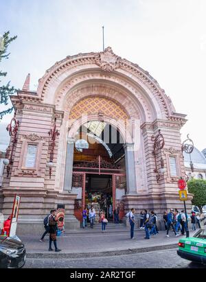 Guanajuato, Guanajuato, Mexiko - 25. November 2019: Menschen kaufen auf dem alten Hidalgo-Markt ein Stockfoto