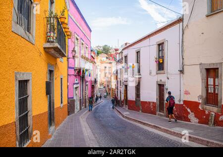 Guanajuato, Guanajuato, Mexiko - 25. November 2019: Blick auf die Positos Straße, mit Einheimischen und Touristen, die die Geschäfte erkunden Stockfoto