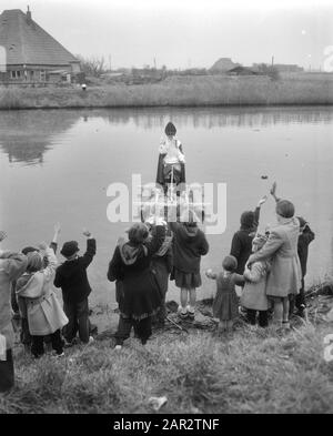 Saint Nicholas besucht Burgervlotbrug mit dem Pedalrad Datum: 25. November 1958 persönlicher Name: Sinterklaas Stockfoto