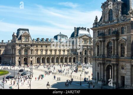 Erhöhter Blick auf Cour Napoléon und Richelieu Flügel, mit Denon-Flügel auf der rechten Seite, Louvre Museum (Musée du Louvre), Paris, Frankreich Stockfoto