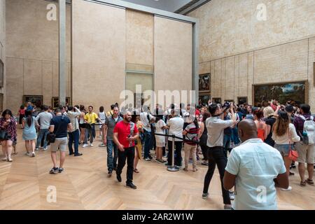 Besucher stehen Schlange, um die Mona Lisa im Denon Flügel des Louvre Museums (Musée du Louvre) in Paris, Frankreich, zu sehen Stockfoto