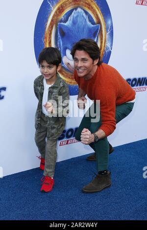 Los Angeles, USA. Januar 2020. William Luca Costa-Marsden, James Marsden nehmen an der LA-Premiere Von 'Sonic The Hedgehog' Teil, die am 25. Januar 2020 in den Paramount Studios in Los Angeles, Kalifornien, USA stattfand. (Foto von Art Garcia/Sipa USA) Credit: SIPA USA/Alamy Live News Stockfoto