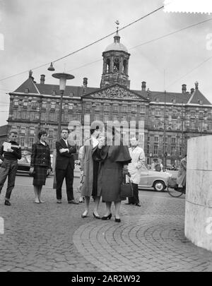 Millie Perkins besucht den Geheim-Anhang in der Prinsengracht Millie Perkins am National Monument am Dam Datum: 28. Mai 1959 Ort: Amsterdam Schlagwörter: Schauspieler, Filmstars persönlicher Name: Perkins, Millie Stockfoto