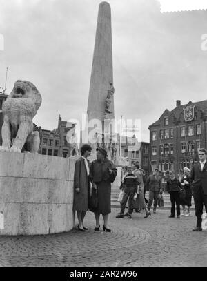 Millie Perkins besucht den Geheim-Anhang in der Prinsengracht Millie Perkins am National Monument am Dam Datum: 28. Mai 1959 Ort: Amsterdam Schlagwörter: Schauspieler, Filmstars persönlicher Name: Perkins, Millie Stockfoto