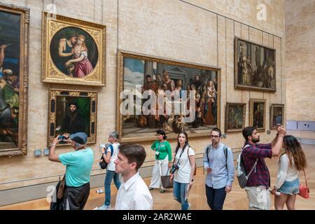 Besucher, die italienische Gemälde im Denon-Flügel des Louvre (Musée du Louvre) in Paris, Frankreich, besichtigen Stockfoto