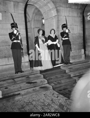 Abfahrt ihrer Königlichen Hoheit Prinzessin Beatrix und Irene zum Theater am 9. Juli 1959 Stockfoto