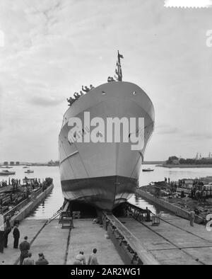 Start der Doppelfädelfähre Krakatau auf der Zaanlandse Shipbouw Mie. Datum: 19. September 1959 Stichwörter: Tewaterlatingen Institutionenname: Zaanlandse Scheepbouw Maatschappij Stockfoto