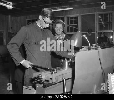 Königin Juliana besucht die R.K. Einrichtung für Blinde und Sehbehinderte im Grab Königin Juliana besucht das Institut für blinde Kinder bei Grab, Führung durch die Schule Datum: 3. November 1959 Ort: Grab, Noord-Brandant Schlüsselwörter: Blinde, blinde Institute, Königinnen persönlicher Name: Juliana (Königin Niederlande) Stockfoto