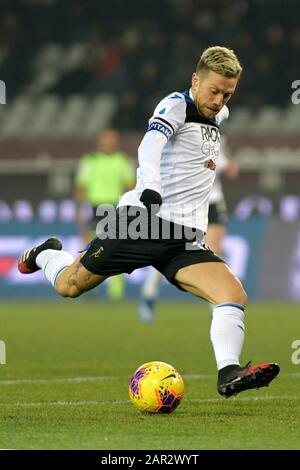 Januar 2020; Olympisches Grande Torino Stadium, Turin, Piemont, Italien; Fußball der Serie A, Turin gegen Atalanta; Alejandro Gomez von Atalanta hat einen Schuss ins Tor Stockfoto