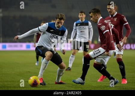 Januar 2020; Olympisches Grande Torino Stadium, Turin, Piemont, Italien; Serie-A-Fußball, Torino gegen Atalanta; Alejandro Berenguer vom Torino FC fordert Hans Hateboer von Atalanta heraus Stockfoto