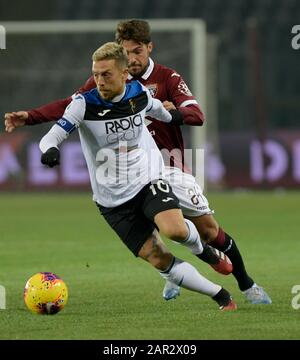 Januar 2020; Olympiastadion Grande Torino, Turin, Piemont, Italien; Fußball der Serie A, Turin gegen Atalanta; Simone Verdi vom Torino FC verfolgt Alejandro Gomez von Atalanta Stockfoto