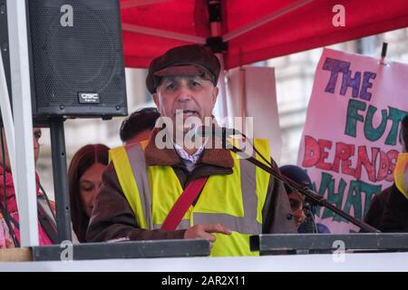 London, Großbritannien. Januar 2020. Ein Sprecher der Indian Workers Association bei der Kundgebung in Downing St unterstützt die großen Proteste von Studenten, Frauen, Muslimen, Dalits, Adivasis, Arbeiter und Bauern gegen den Citizenship (Amendment) Act des Hindu-Faschismus-Modi-Regimes, der schreckliche staatliche und rechtsextreme Gewalt mit muslimischen Wohnvierteln und Häusern ausgelöst hat, wurden von der Polizei und den Faschistenmobs überfallen, junge Männer ermordet, Frauen, Kinder und ältere Menschen verprügelten und folterten und zerstörten Eigentum. Peter Marshall/Alamy Live News Stockfoto