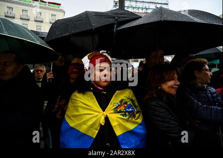 Madrid, Spanien. Januar 2020. Venezolanischer Anhänger des Oppositionsführers Juan Guaido trägt eine venezolanische Flagge während einer Kundgebung in Puerta del Sol mit den in Madrid lebenden Venezolanen. Credit: Marcos del Mazo/Alamy Live News Stockfoto