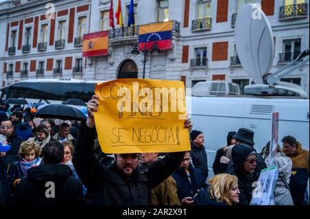 Madrid, Spanien. Januar 2020. Venezolanischer Anhänger des Oppositionsführers Juan Guaido mit einem Schild, das lautet: Mit Mördern, die man nicht verhandelt, während einer Kundgebung in Puerta del Sol mit den in Madrid lebenden Venezolanen. Credit: Marcos del Mazo/Alamy Live News Stockfoto