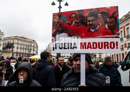 Madrid, Spanien. Januar 2020. Venezolanischer Anhänger des Oppositionsführers Juan Guaido mit einem Schild gegen Nicolas Maduro während einer Kundgebung in Puerta del Sol mit den in Madrid lebenden Venezolanen. Credit: Marcos del Mazo/Alamy Live News Stockfoto