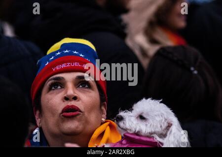 Madrid, Spanien. Januar 2020. Venezolanischer Anhänger des Oppositionsführers Juan Guaido, der während einer Kundgebung in Puerta del Sol mit den in Madrid lebenden Venezolanen einen Hund mitführte. Credit: Marcos del Mazo/Alamy Live News Stockfoto