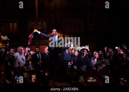 Madrid, Spanien. Januar 2020. Der venezolanische Oppositionsführer Juan Guaido schwenkte während einer Kundgebung in Puerta del Sol mit den in Madrid lebenden Venezolanen eine venezolanische Flagge. Credit: Marcos del Mazo/Alamy Live News Stockfoto