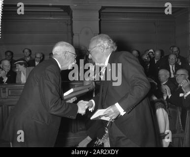 Prof. Van den Bergh gibt Abschiedshochschule, links PROF. Van Poelje, Mitte Van den Bergh Datum: 2. Juli 1960 Schlüsselwörter: Afscheidscolleges persönlicher Name: Prof. van Poelje Stockfoto