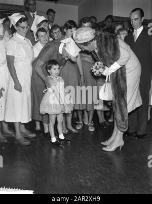 Ihre Majestät die Königin besucht das Juliana Children's Hospital in den Haag Datum: 21. September 1960 Ort: Den Haag, South Holland Schlüsselwörter: Queens persönlicher Name: Juliana Children's Hospital Stockfoto