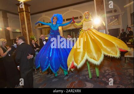 Hamburg, Deutschland. Januar 2020. Darsteller auf Stelzen stehen beim 71. Hamburger Presseball in der Lobby des Hotels "Atlantic". Kredit: Georg Wendt / dpa / Alamy Live News Stockfoto