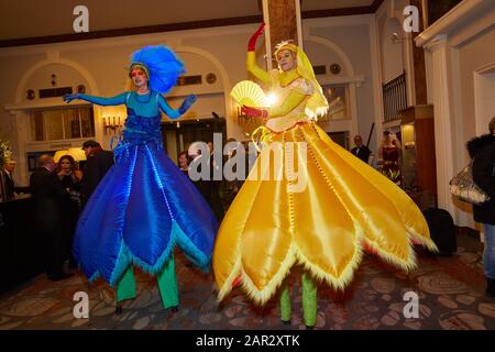 Hamburg, Deutschland. Januar 2020. Darsteller auf Stelzen stehen beim 71. Hamburger Presseball in der Lobby des Hotels "Atlantic". Kredit: Georg Wendt / dpa / Alamy Live News Stockfoto