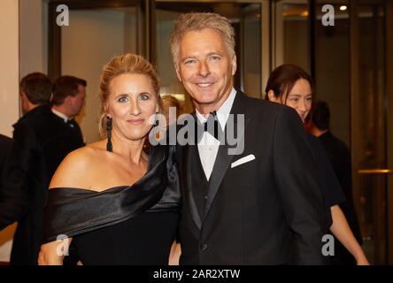 Hamburg, Deutschland. Januar 2020. Jörg Pilawa, Moderator, und seine Frau Irina kommen zum 71. Hamburger Presseball im Hotel 'Atlantic'. Kredit: Georg Wendt / dpa / Alamy Live News Stockfoto