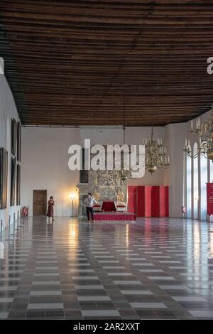 Der Große Ballsaal im Schloss Kronborg in Helsingor, Dänemark, 24. September 2018. Mit 62 x 12 Metern war der Ballsaal die größte Halle in Nort Stockfoto