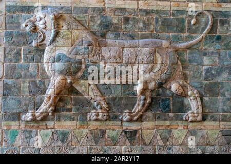 Löwenfries aus dem Palast des Darius I. in der Sammlung der nahöstlichen Antiquitäten im Richelieu Flügel des Louvre Museum (Musée du Louvre) in Paris, Frankreich Stockfoto