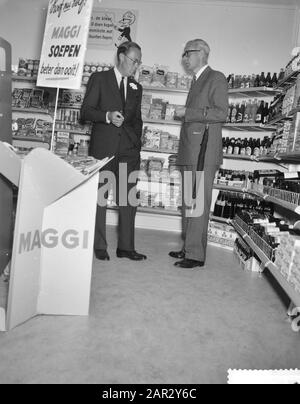 Prins Bernhard besucht die Berghuizer Papierfabrik. Führung durch die Fabrik Datum: 14. September 1961 Schlüsselwörter: Fabriken, Führungen persönlicher Name: Bernhard, Fürst Stockfoto