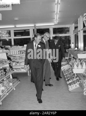 Prins Bernhard besucht die Berghuizer Papierfabrik. Führung durch die Fabrik Datum: 14. September 1961 Schlüsselwörter: Fabriken, Führungen persönlicher Name: Bernhard, Fürst Stockfoto