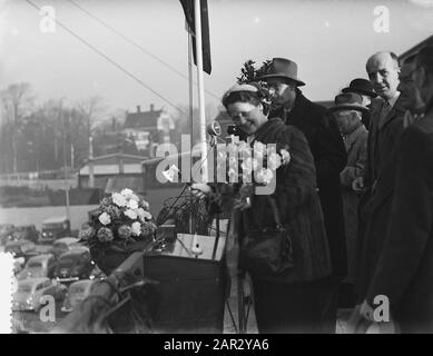 Tewaterlating Frau Pensa aan Jan Smit N. V., Alblasserdam Datum: 11. März 1954 Ort: Alblasserdam, Zuid-Holland Schlüsselwörter: Tewaterlatingen Personenname: Jan Smit N. V. Name Der Einrichtung: MS Pensa Stockfoto