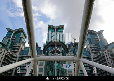 Wohnwohnungen auf der Südseite der Themse in London, Großbritannien, neben der Vauxhall Brücke, durch die Struktur des St Georges Wharf Pier. Stockfoto