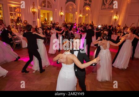 Hamburg, Deutschland. Januar 2020. Die Debütanten tanzen beim 71. Hamburger Presseball im Hotel "Atlantic". Kredit: Georg Wendt / dpa / Alamy Live News Stockfoto