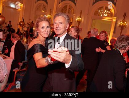 Hamburg, Deutschland. Januar 2020. Jörg Pilawa, Moderator, und seine Frau Irina tanzen beim 71. Hamburger Presseball im Hotel 'Atlantic'. Kredit: Georg Wendt / dpa / Alamy Live News Stockfoto